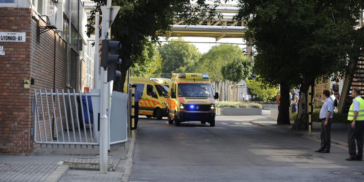 A tűzoltók egy időre százméteres sugarú körben lezárták az érintett területet. MTI Fotó: Mihádák Zoltán