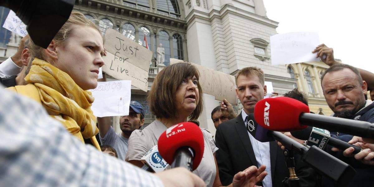 A német Rebecca Harms, az Európai Parlament Zöldek frakciójának társelnöke.  Mellette balra frakciótársa, Terry Reintke, valamin