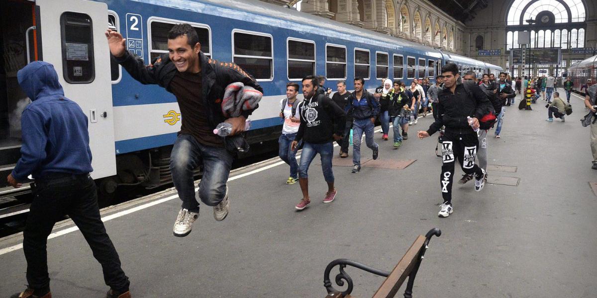 Menekülők szaladnak egy belföldi InterCity vonathoz a Keleti pályaudvaron 2015. szeptember 5-én. MTI Fotó: Máthé Zoltán