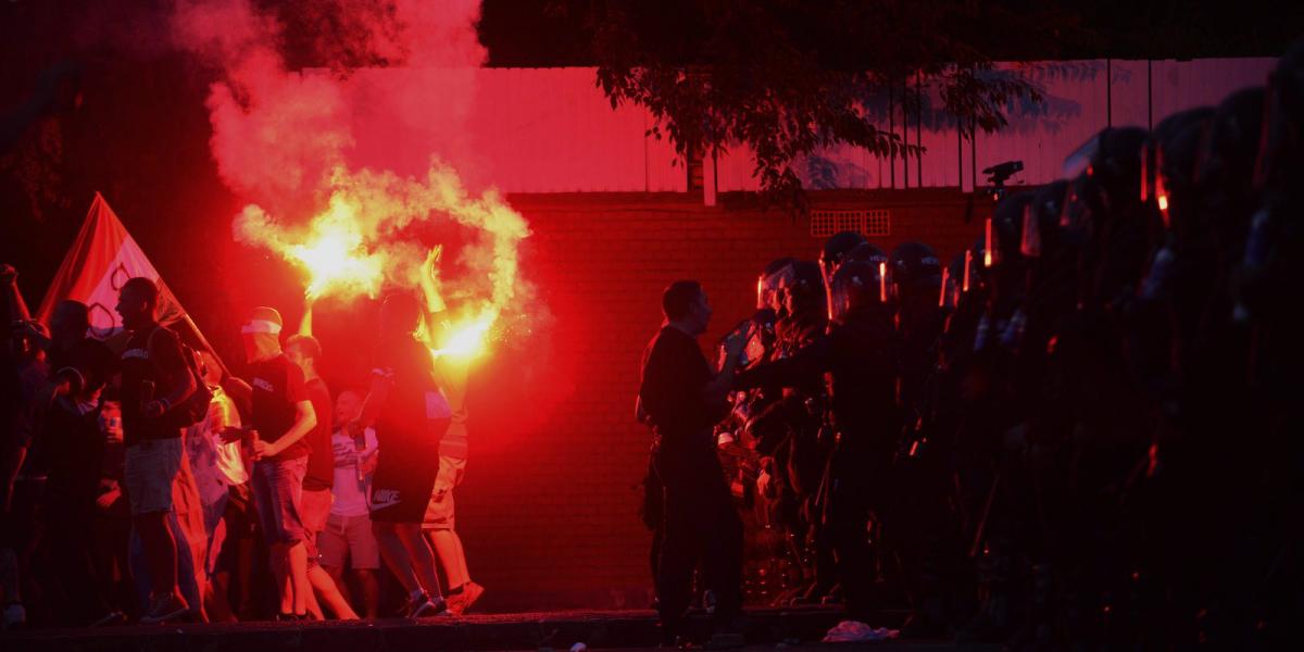 Az Európa-bajnoki selejtező helyszíne felé tartó magyar futballszurkolók egy része a rendőrökre sörösüvegeket, petárdákat dobált