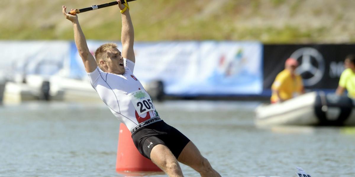 Kövér Márton, miután megnyerte a kenu egyesek versenyét a győri maratoni kajak-kenu világbajnokságon, 2015. szeptember 12-én. MT