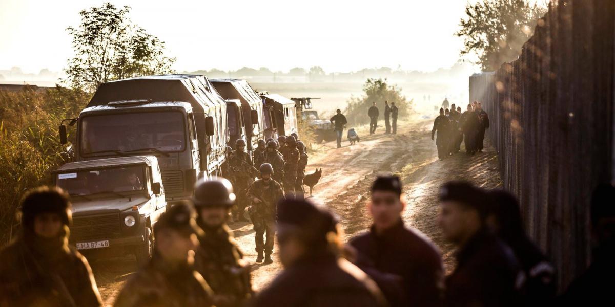 Katonák és rendőrök a magyar-szerb határon, az ideiglenes biztonsági határzár mellett, a Horgos-Szeged vasútvonal közelében, Rös