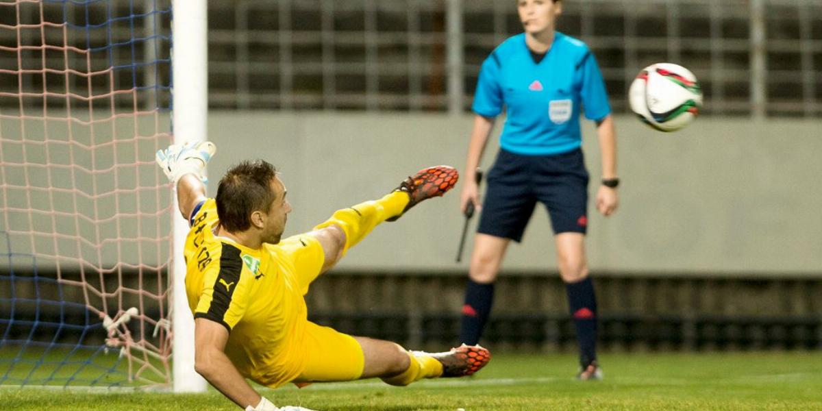 Folytatódott a lilák vesszőfutása az NBI-ben. Az újpesti Balajcza verve volt Gyurcsó (Videoton) lövésénél FOTÓ: MTI/KOSZTICSÁK S