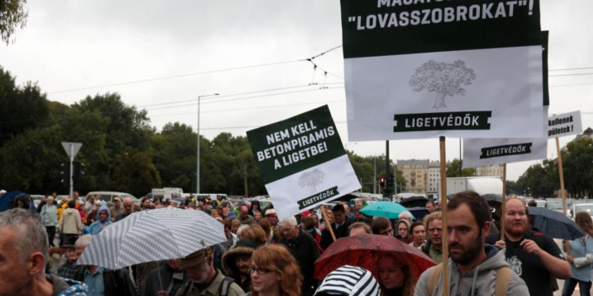 Az eső sem zavarta a tüntetőket FOTÓ: MOLNÁR ÁDÁM