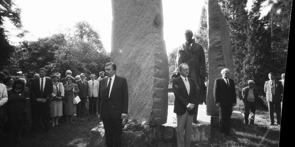 Antall József, Szabad György és Göncz Árpád a Wallenberg-szobornál FOTÓ: KŐBÁNYAI JÁNOS