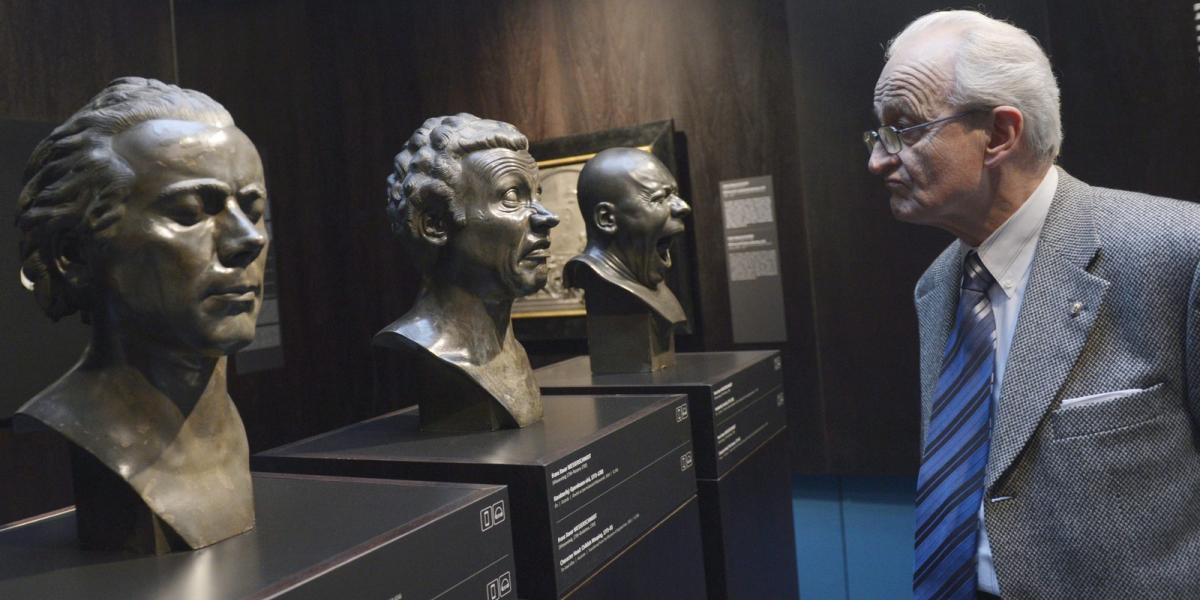 Franz Xaver Messerschmidt karakterszobrai a Szépművészeti Múzeumban. Fotó: Beliczay László/MTI