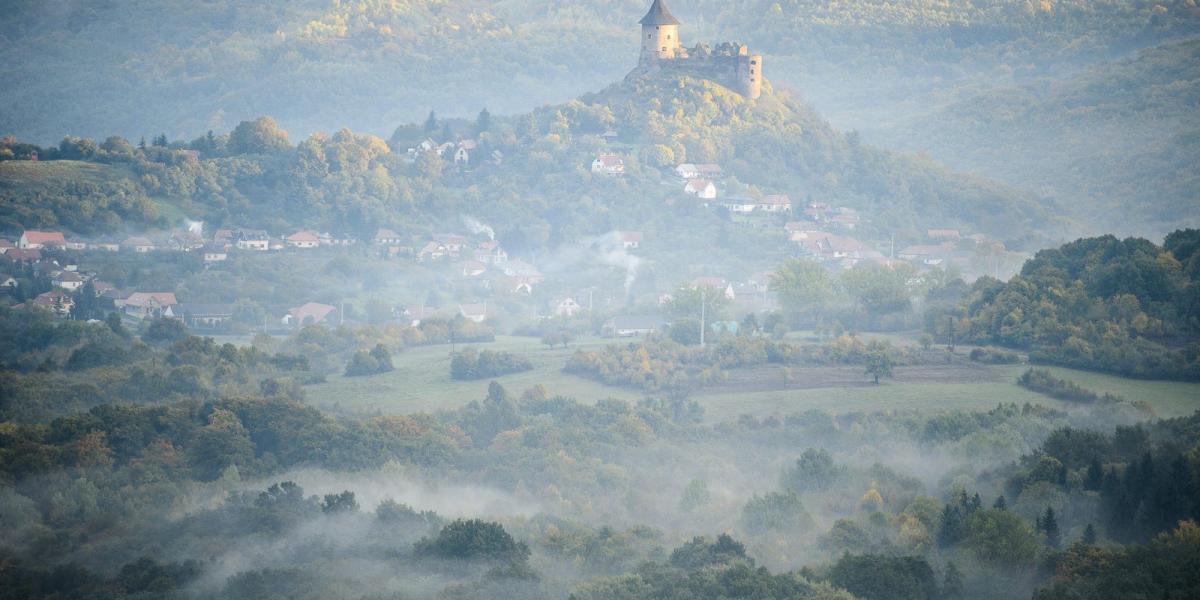 Köd a somoskői vár közelében 2015. október 18-án. MTI Fotó: Komka Péter