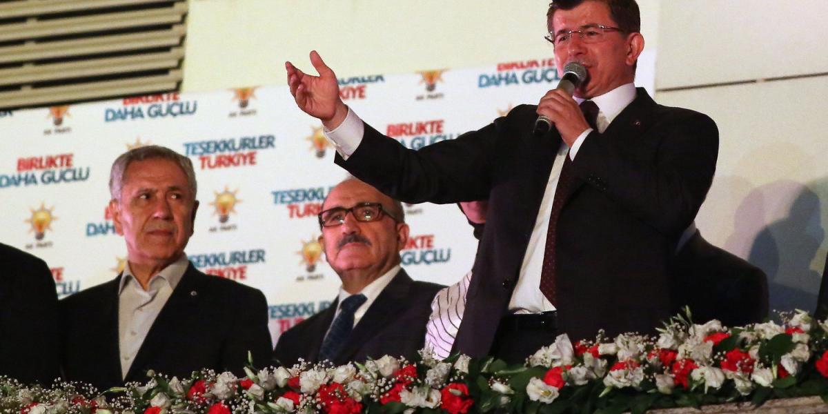 Ahmet Davutoglu kormányfő egy kampánygyűlésen FOTÓ: EUROPRESS/GETTY IMAGES/GORKHAN TAN