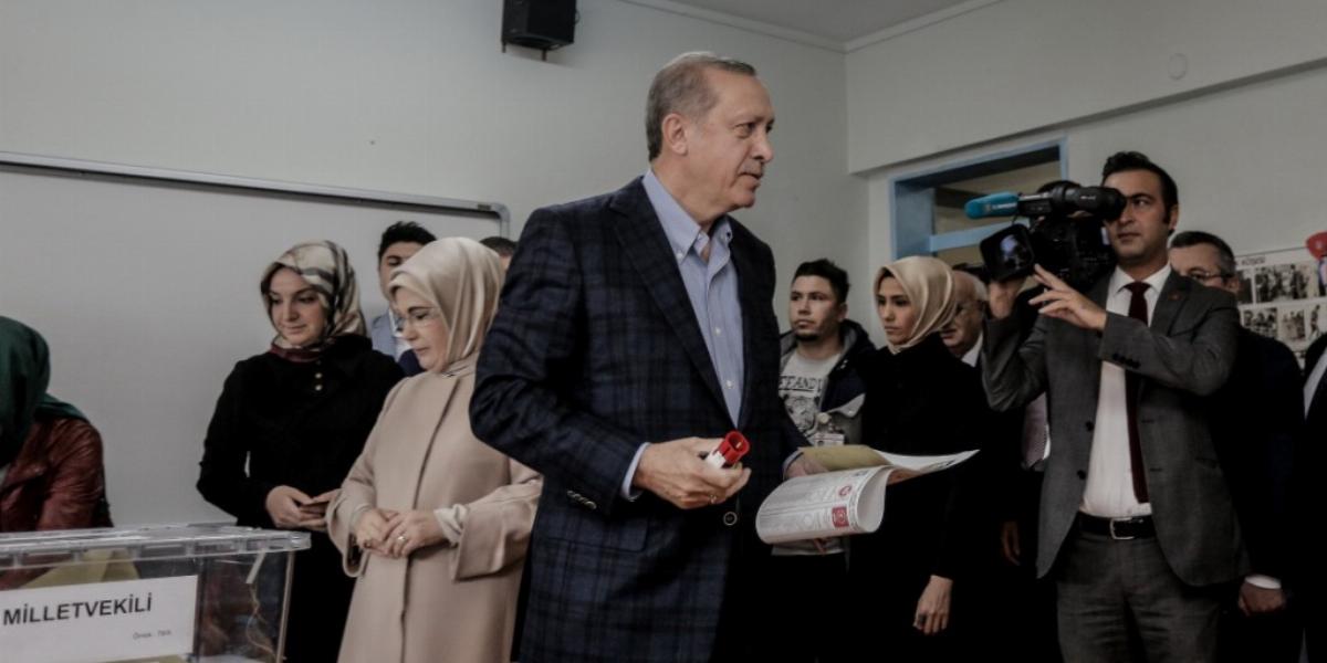 Recep Tayyip Erdogan feleségével Isztambulban adta le szavazatát FOTÓ: EUROPRESS/GETTY IMAGES/GOKHAN TAN