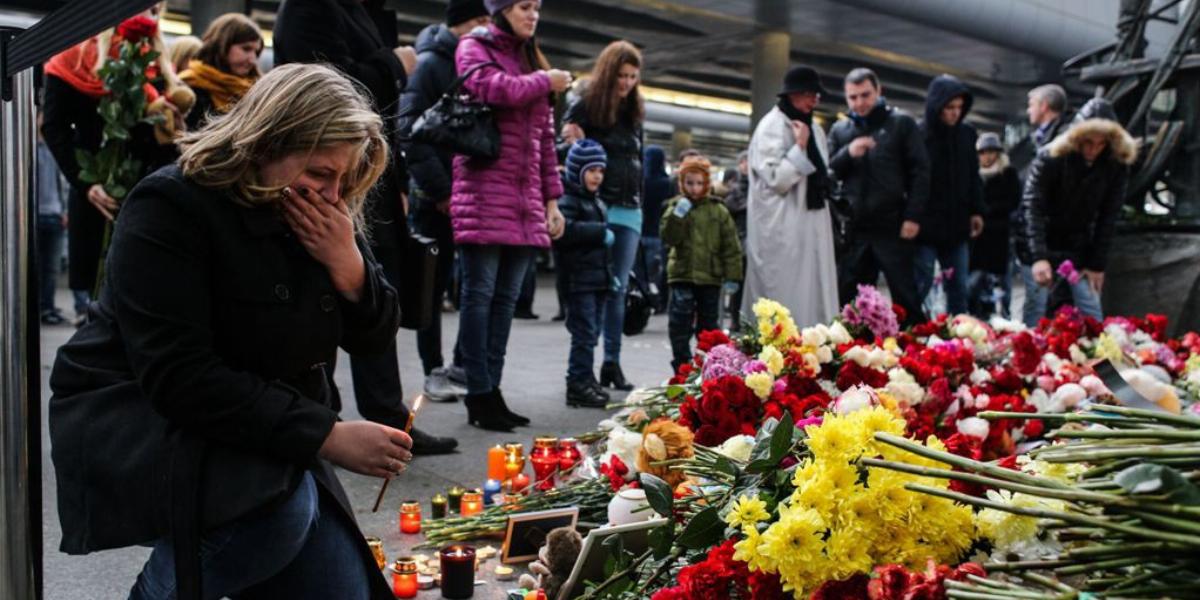 Mécsesekkel és virágokkal emlékeznek az áldozatokra a szentpétervári repülőtéren FOTÓ: EUROPRESS/GETTY IMAGES/ALEXANDER AKSAKOV