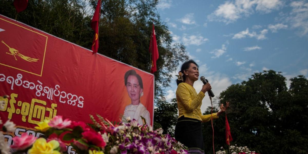 Aung Szan Szú Kjit nagy tömegek ünneplik választási gyűlésein FOTÓ: EUROPRESS/GETTY IMAGES/LAUREN DECICCA