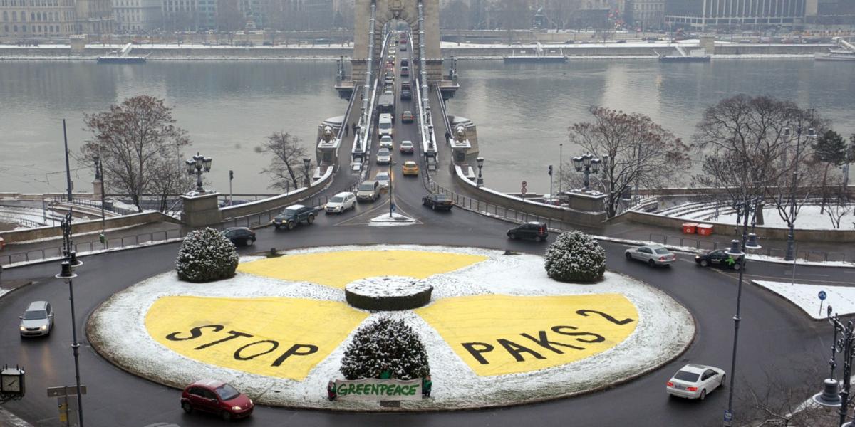 A Greenpeace aktivistái tavalyi demonstrációjukon még nem sejthették, hogy a brüsszeli hálón fennakad a beruházás FOTÓ: NÉPSZAVA