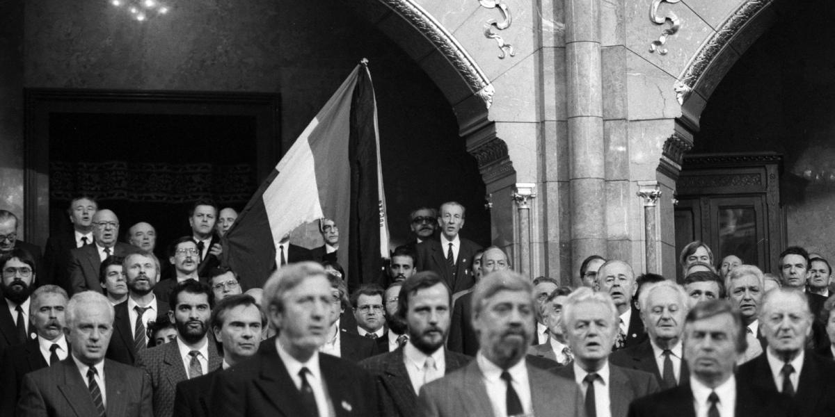 Magyarország, Budapest, Országgyűlés 1990, az első sorban Jeszenszky Géza, Horváth Balázs és Antall József   Fotó: Fortepan/orig