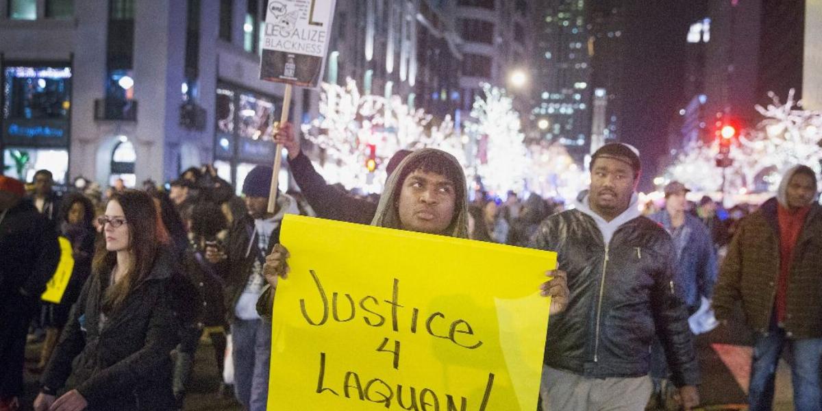 „Igazságot Laquannak” feliratú táblával vonultak fel a chicagói tüntetők FOTÓ: EUROPRESS/GETTY IMAGES/SCOTT OLSON