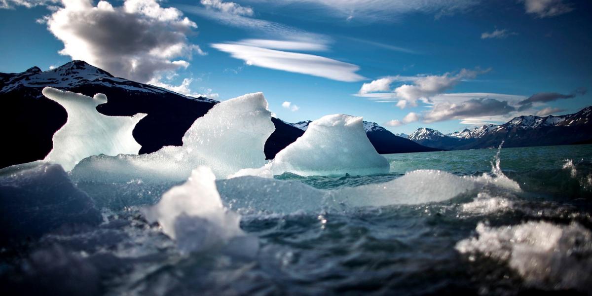 Argentína, Santa Cruz tartomány 2015 november. Letört jégtáblák a Perito Moreno gleccsernél, ami része a Los Glaciares Nemzeti P