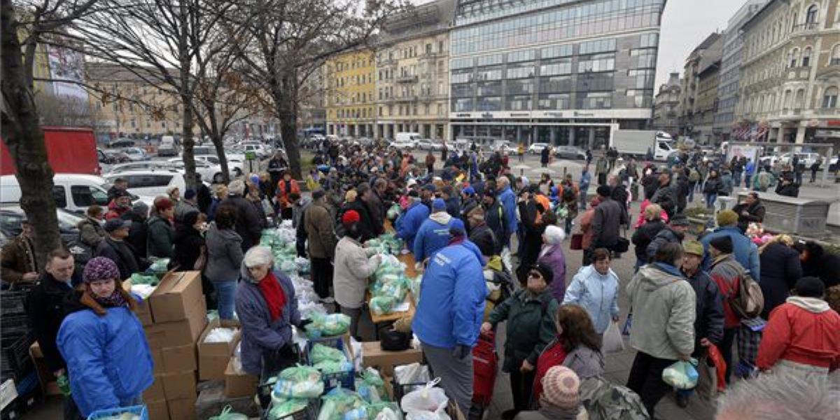 A DK ételosztása Budapesten MTI Fotó: Máthé Zoltán