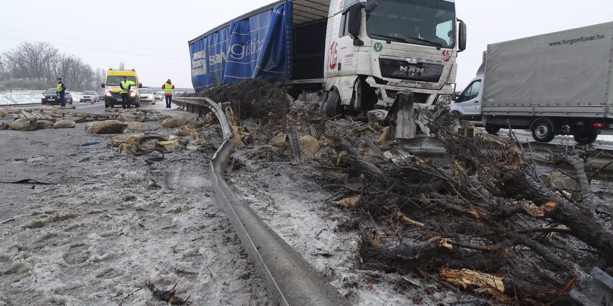 Szétszóródott cementes zsákok az M5-ös autópályán Fotók: Donka Ferenc, MTI /részlet/