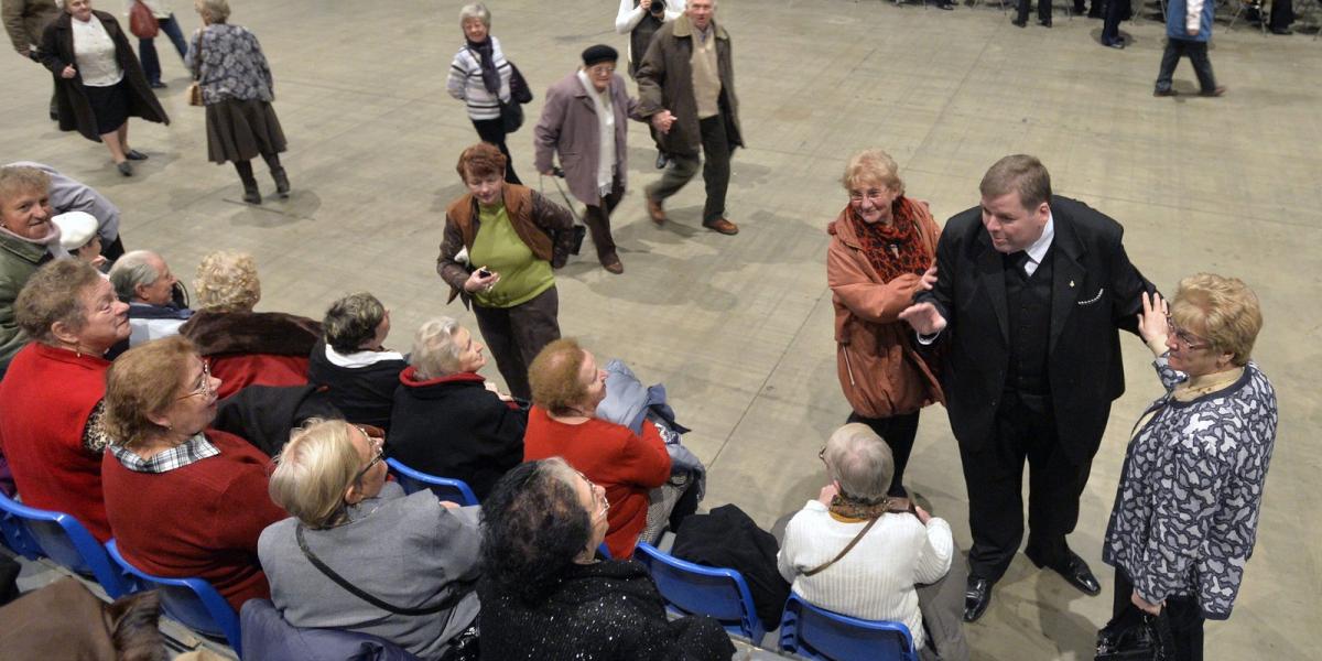 Schmuck Andor, a Szocdemek - Magyar Szociáldemokraták Pártja elnöke üdvözli a résztvevőket. MTI Fotó: Máthé Zoltán.