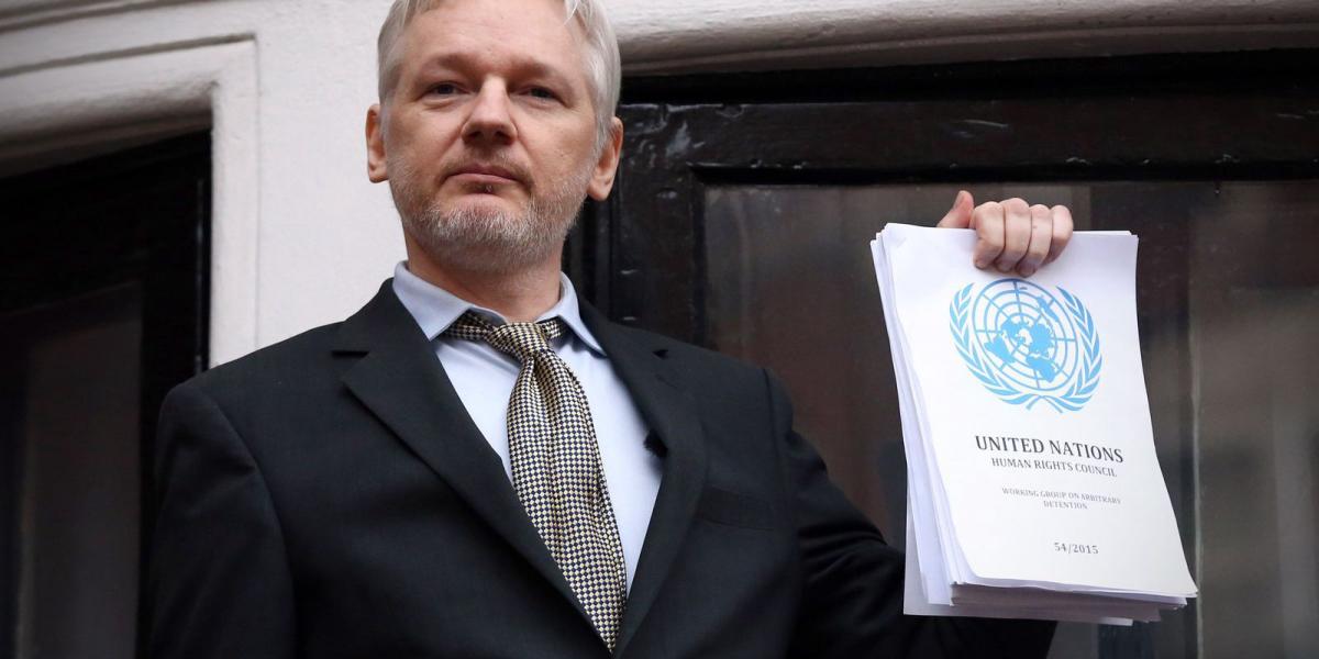 Julian Assange megjelent az ecuadori követség erkélyén, de nem hagyta el a képviseletet FOTÓ: EUROPRESS/GETTY IMAGES/CARL COURT