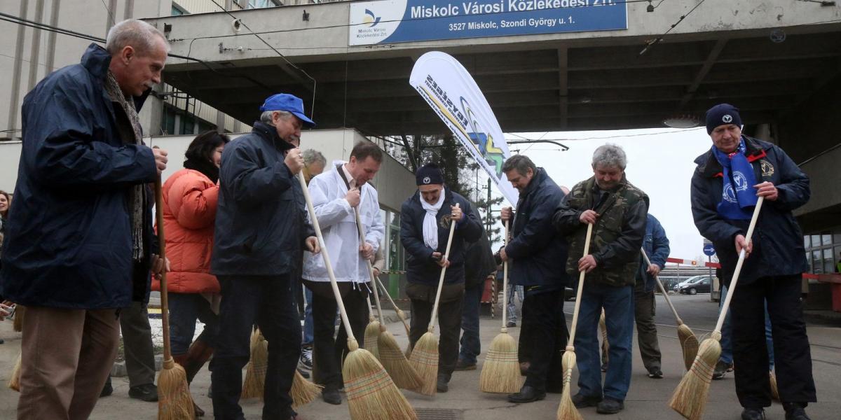 A közlekedési szakszervezetek február 3-án tartottak demonstrációt a Miskolc Városi Közlekedési Zrt. telephelyénél FOTÓ: VAJDA J