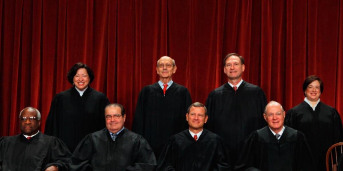 A taláros testület 2010-ben. Elöl: Clarence Thomas, Antonin Scalia, John Roberts főbíró, Charles Kennedy, Ruth Bader-Ginsburg. H