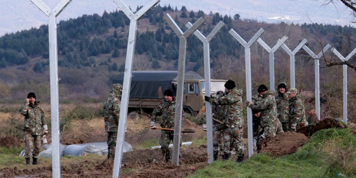 Macedón katonák kerítésépítés közben FOTÓ: EUROPRESS/GETTY IMAGES/MILOS BICANSKI