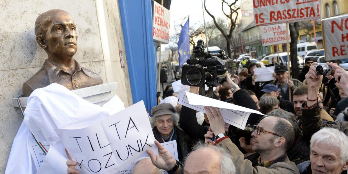 Tiltakozók akadályozták meg Donáth György szobrának avatását Budapesten. MTI Fotó: Kovács Tamás