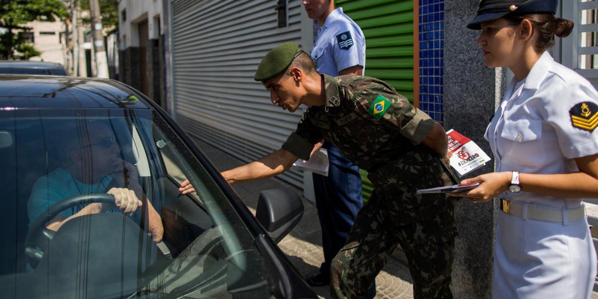 Brazília, Sao Paulo -  A  hadsereg, és a haditengerészet, sőt a légierő is segít a lakosok tájékoztatásában Fotók: Victor Moriya