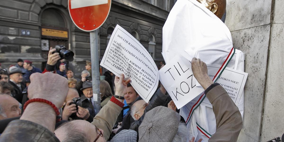 Donáth György rövid életű szobrának botrányos avatása FOTÓ: SZALMÁS PÉTER