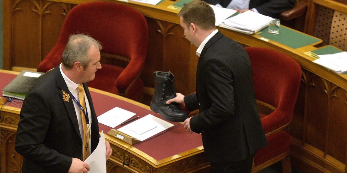 A szocialisták bíznak benne, a hétfőn Brüsszelben lévő Orbán Viktor azért hozzájut a jól megérdemelt bakancshoz, amelyet (hűlt) 