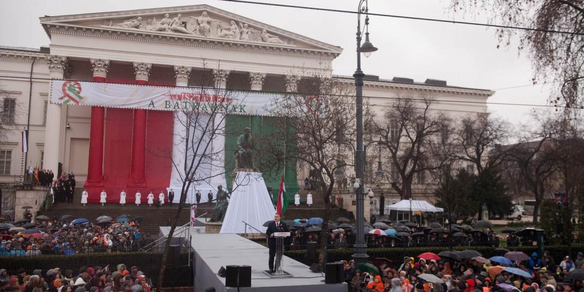 Orbán Viktor ezúttal sem a Nemzeti Múzeum lépcsőjéről, hanem kifutójáról ostorozta Brüsszelt FOTÓ: TÓTH GERGŐ