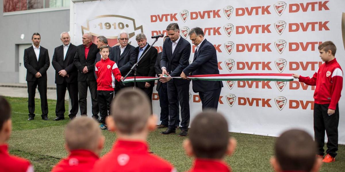 A kép aláírása Orbán Viktor Facebook-oldalán: Hajrá, DVTK! // Forza DVTK! 