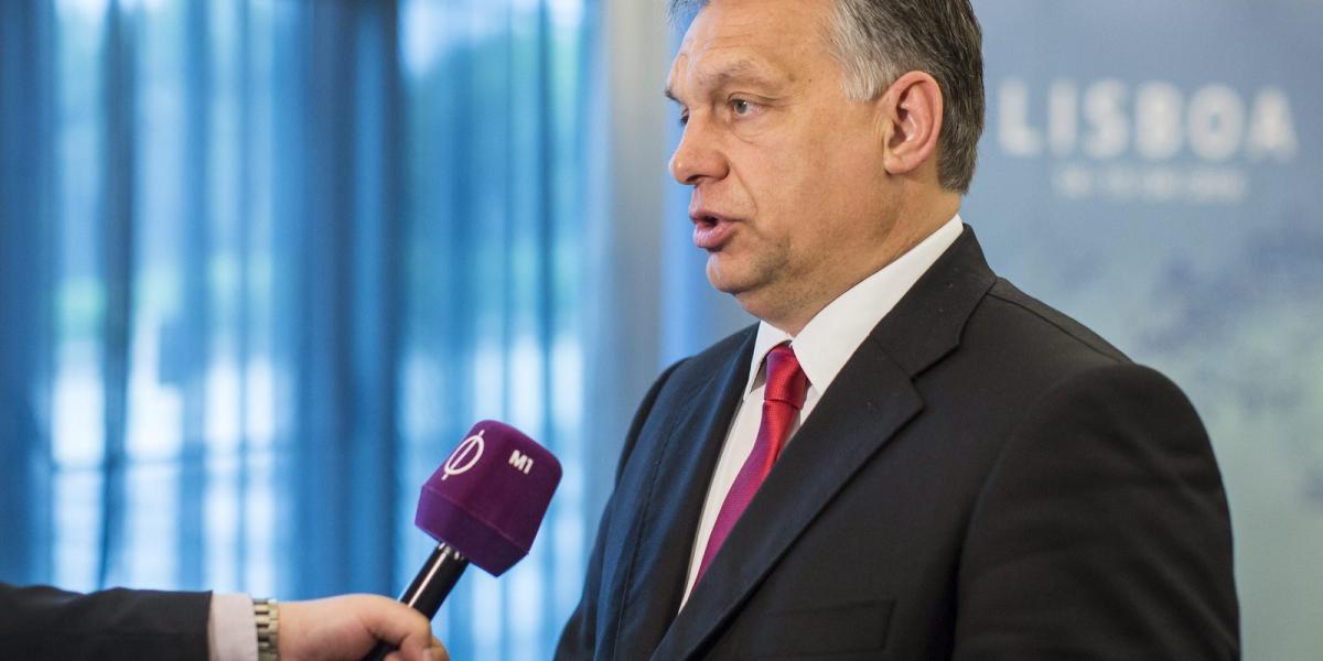 Orbán Viktor Lisszabonban csak a magyar köztévének nyilatkozik FOTÓ: MTI/MINISZTERELNÖKI SAJTÓIRODA/SZECSŐDI BALÁZS