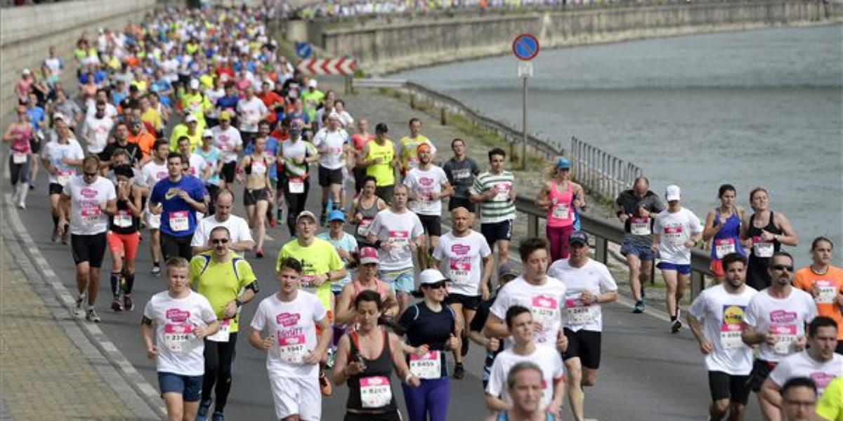 A mezőny a budai alsó rakparton MTI FOTÓ: Kovács Tamás