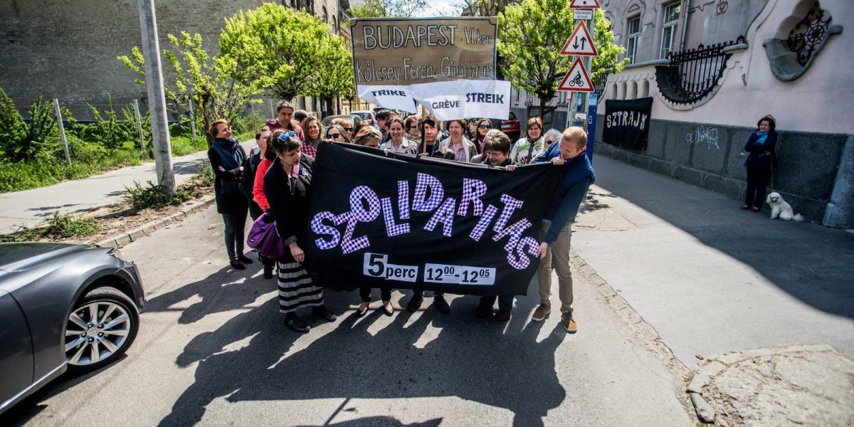 A budapesti Kölcsey Ferenc Gimnázium tanárainak ötperces demonstrációja csütörtökön. MTI Fotó: Balogh Zoltán