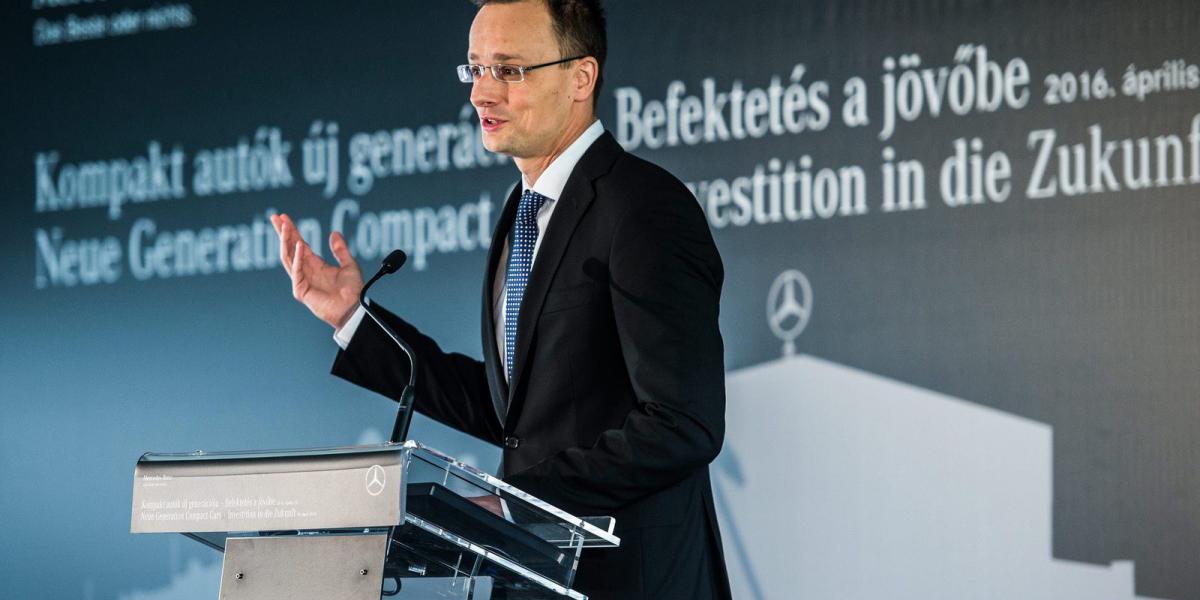 Szijjártó Péter külgazdasági és külügyminiszter beszédet mond az alapkő-letételi ünnepségen a Mercedes-Benz Manufacturing Hungar