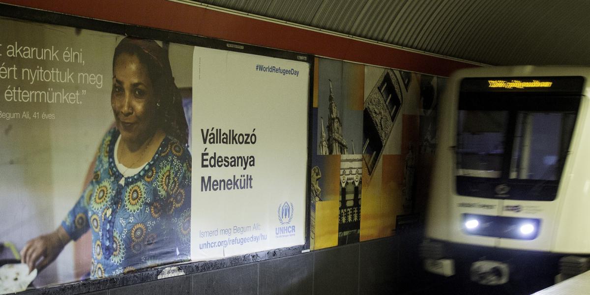 Föld felett gyűlölet, föld alatt együttérzés – az UNICEF plakátja a budapesti metróban FOTÓ: MOLNÁR ÁDÁM