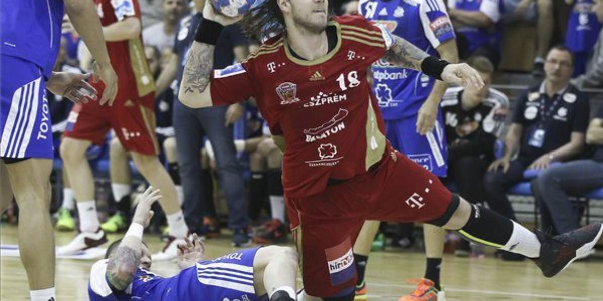 A veszprémi Andreas Nilsson (k) és a szegedi Zubai Szabolcs (lent) a K&H férfi liga rájátszásában, a MOL-Pick Szeged - MVM Veszp