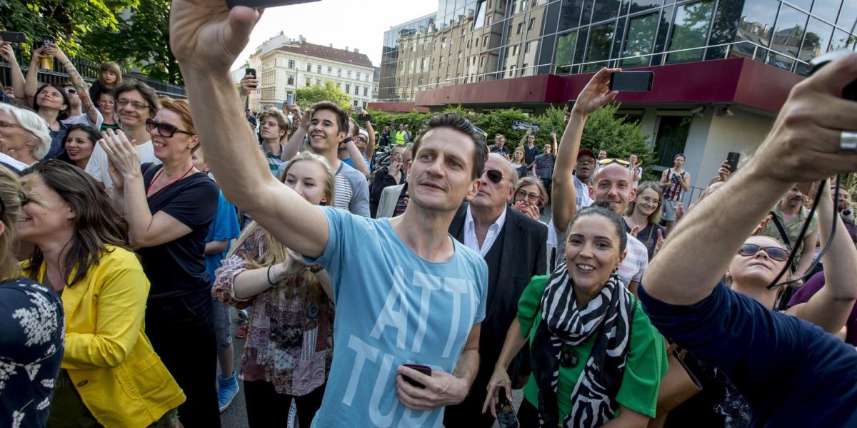 Az emberek Alexander Van der Bellen sikerének örülnek május 23-án Bécsben.  Fotó: Jan Hetfleisch / Getty Images