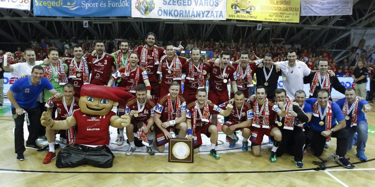 A veszprémi csapat a K&H férfi liga MOL-Pick Szeged - MVM Veszprém kézilabda-mérkőzés után május 21-én. MTI Fotó: Kovács Anikó