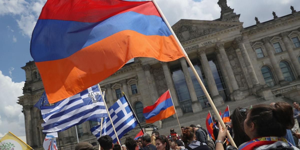 Ünneplő örmények és görögök a Bundestag előtt a szavazás idején FOTÓ: EUROPRESS/GETTY IMAGES