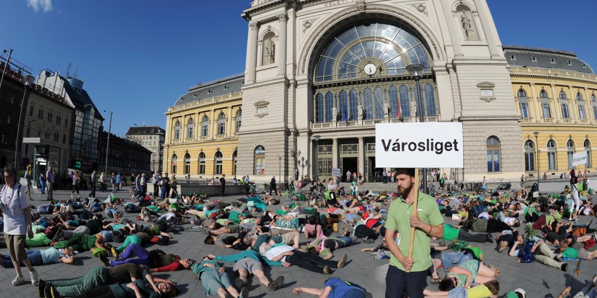 A földre feküdt aktivisták a kivágott fákat szimbolizálták a Greenpeace által szervezett flashmobon a Keleti pályaudvarnál FOTÓ: