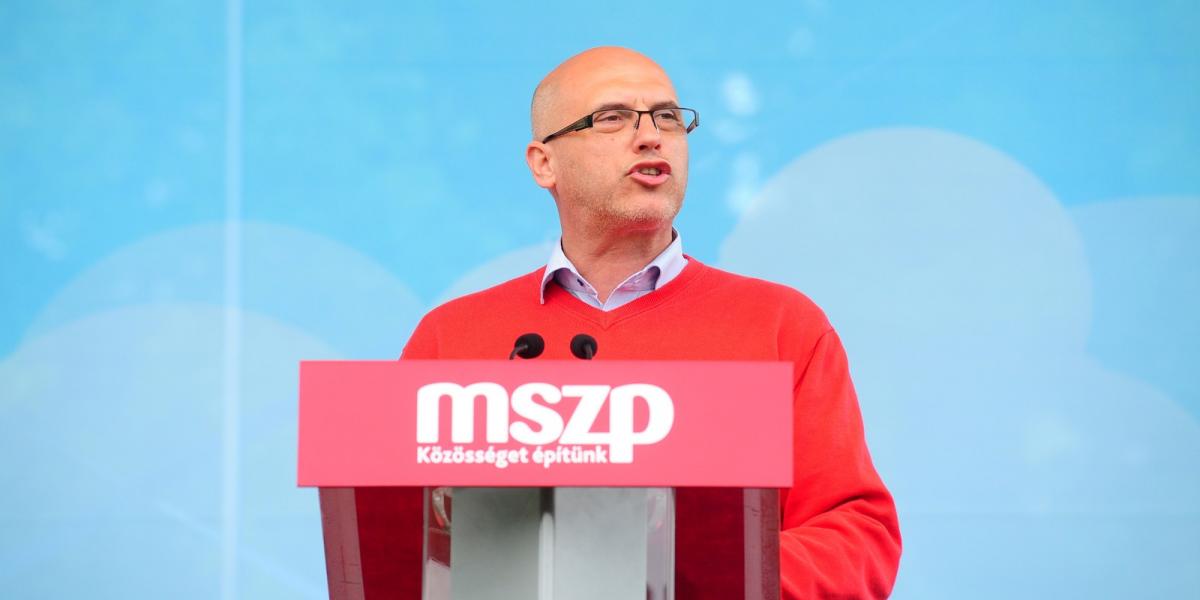 Tóbiás József beszédet mond az MSZP majálisán a Városligetben. Fotó: Molnár Ádám