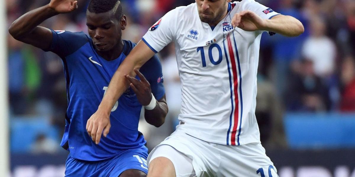 Pogba (balra) és Gylfi Sigurdsson csatájából előbbi jött ki győztesen FOTÓ: EUROPRESS/GETTY IMAGES/STANLEY CHOU