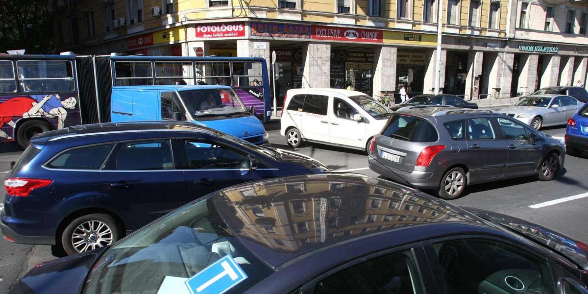 A belváros már ma is túlzsúfolt, ám a dugódíj bevezetésétől jelenleg tartanak az illetékesek FOTÓ: NÉPSZAVA