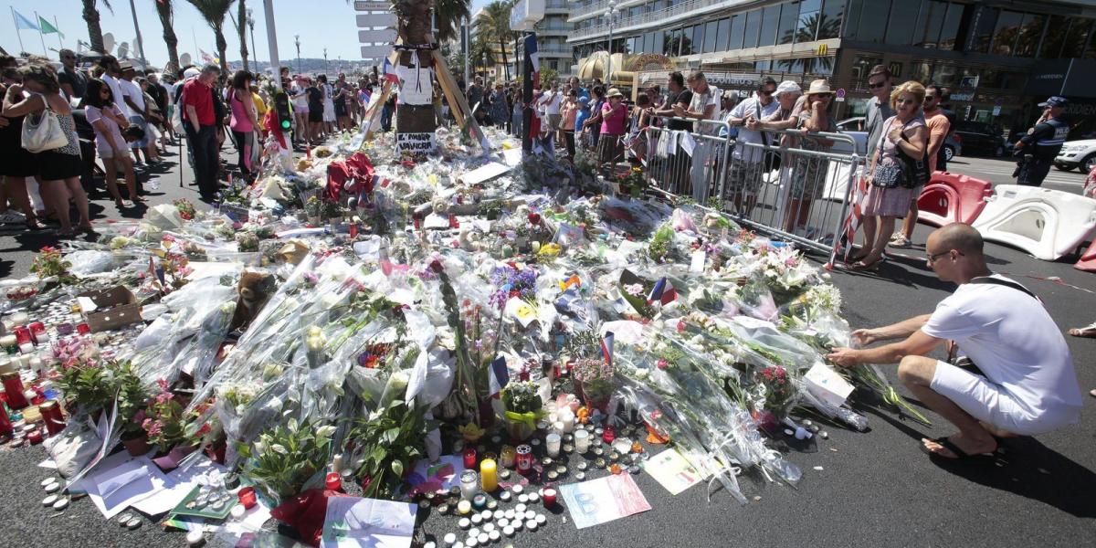 Főhajtás a Promenade des Anglais-n – virágokkal, gyertyákkal tisztelegnek FOTÓ: EUROPRESS/GETTY IMAGES/PATRICK AVENTURIER