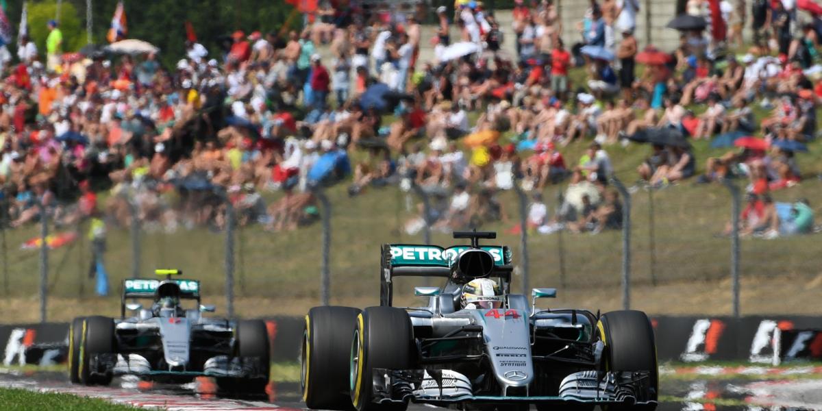 Az ezüstnyilak versengésében már Hamilton (44-es) áll jobban, Rosberg követi FOTÓ: TÓTH GERGŐ