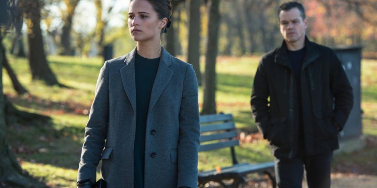 A bájos Alicia Vikander a csábítás trükkje közben Matt Damonnal a Bourne-filmben FORRÁS: UIP-DUNA FILM