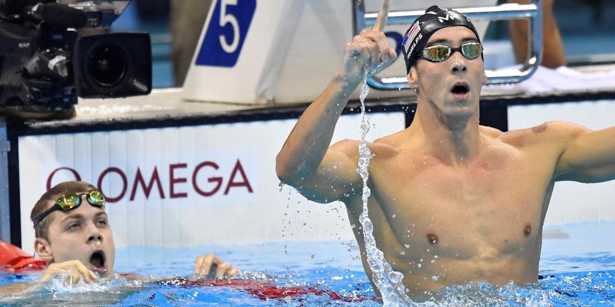 A győztes amerikai Michael Phelps és a harmadik helyezett Kenderesi Tamás a célban  Fotó: MTI/Illyés Tibor