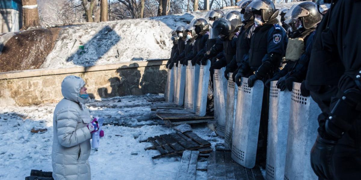 Egyesek Molotov-koktéllal, mások imával próbálnak hatni a rohamrendőrökre FOTÓ: EUROPRESS/GETTY IMAGES/BRENDAN HOFFMAN